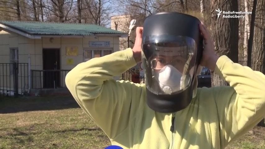 Kritický problém, v ruských nemocnicích se chrání i svářečskou maskou